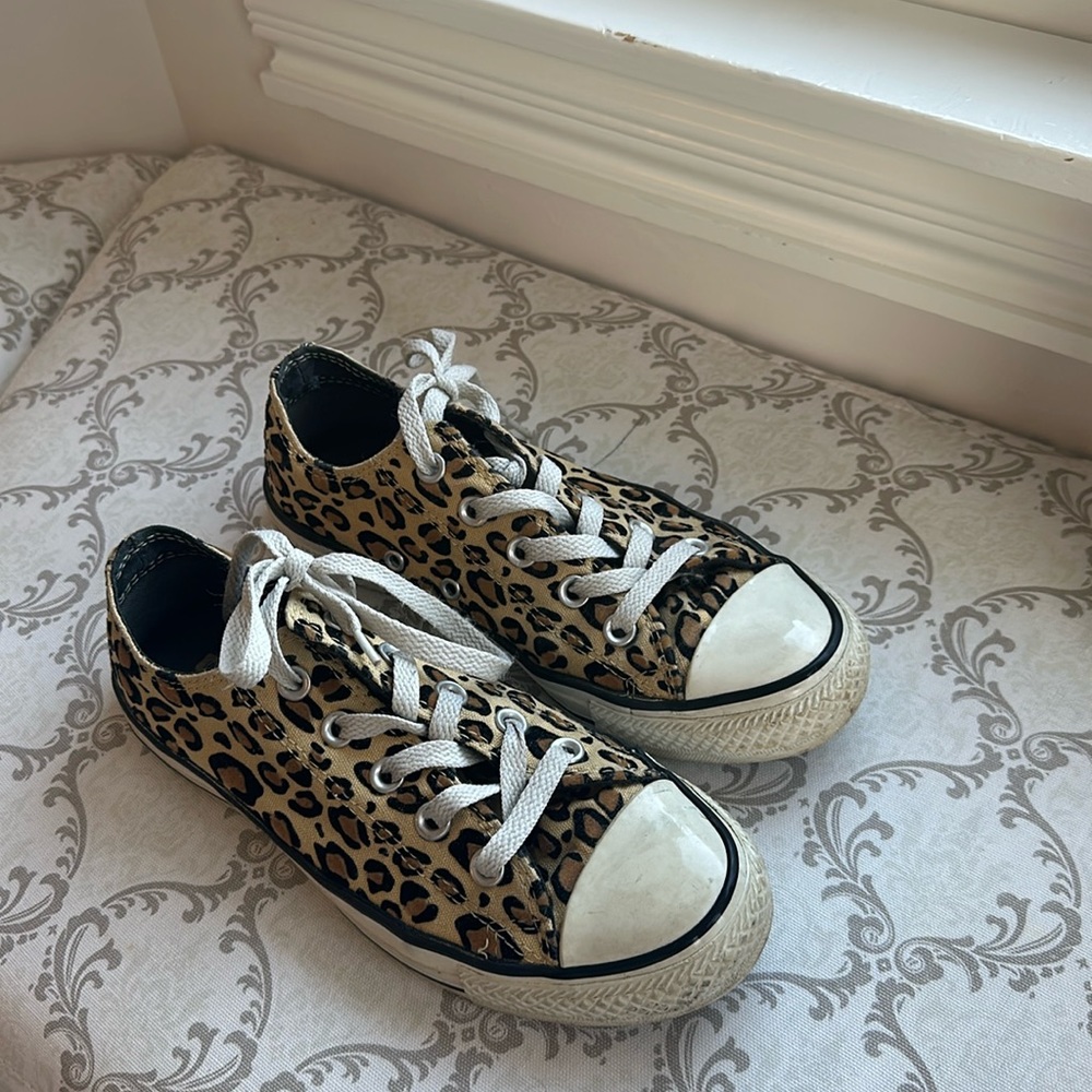 Leopard Print Converse embossed w/ velvet ( in some spots) 🐆